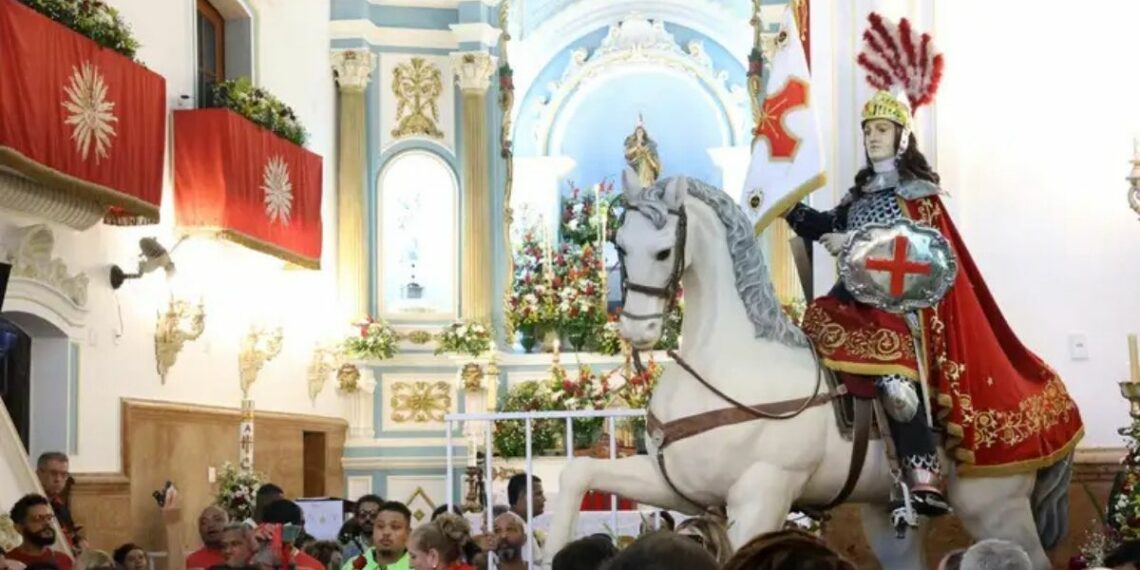 Fiéis se concentram no centro do Rio no Dia de São Jorge, com missas, alvorada e celebrações que unem tradições católicas e afro-brasileiras.