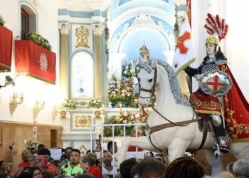 Fiéis se concentram no centro do Rio no Dia de São Jorge, com missas, alvorada e celebrações que unem tradições católicas e afro-brasileiras.