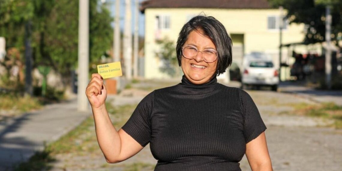 Levantamento do IMDS aponta como o Bolsa Família influenciou a mobilidade social no Brasil, com dados sobre saída do CadÚnico e diferenças entre regiões do país