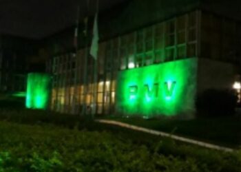 Vitória ilumina monumentos em abril com cores temáticas para campanhas como saúde, autismo e segurança no trabalho. Confira o calendário.