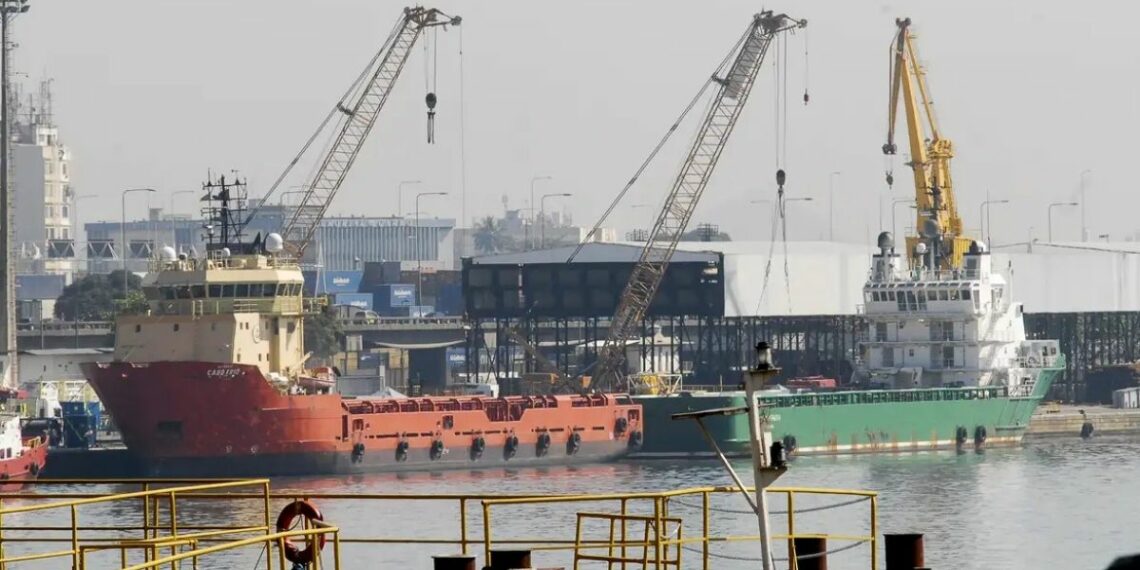 O TRF2 manteve a decisão liminar que suspende a cobrança de 12% de imposto sobre a exportação de petróleo. A medida beneficia cinco multinacionais do setor enquanto o caso aguarda julgamento definitivo.
