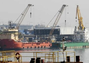O TRF2 manteve a decisão liminar que suspende a cobrança de 12% de imposto sobre a exportação de petróleo. A medida beneficia cinco multinacionais do setor enquanto o caso aguarda julgamento definitivo.