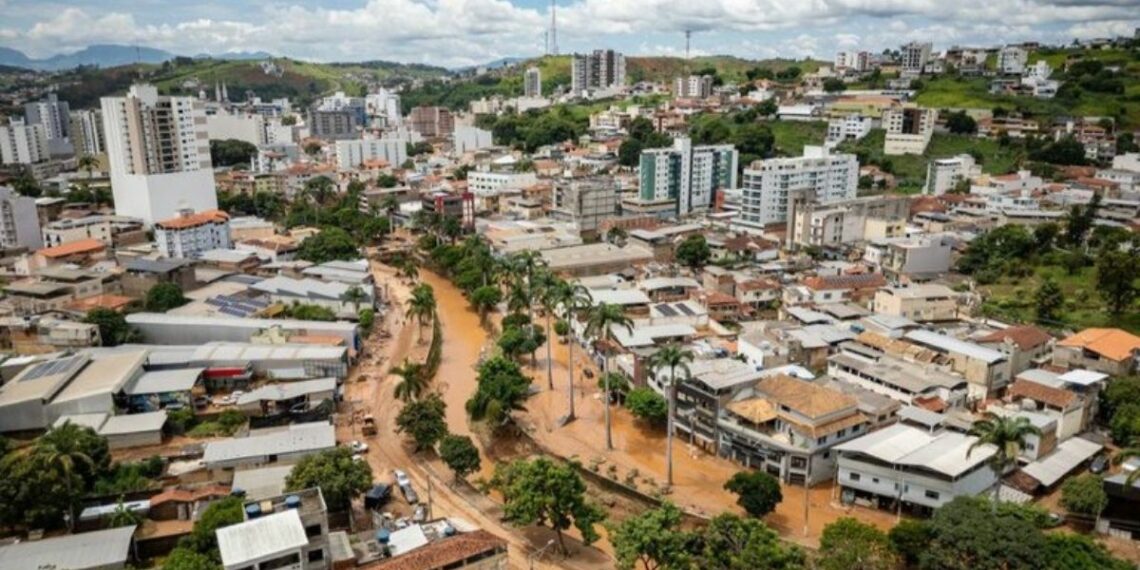 O Governo do Brasil começou a pagar o Auxílio Reconstrução para famílias atingidas pelas chuvas em Juiz de Fora e Ubá. Benefício de R$ 7,3 mil é pago em parcela única pela Caixa.
