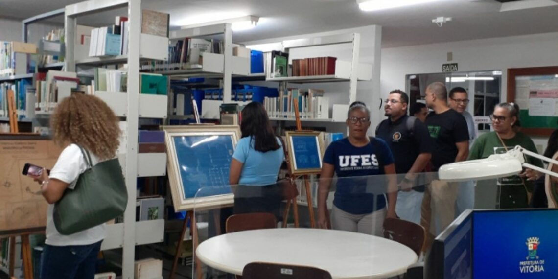 Arquivo Público Municipal de Vitória aplica técnicas científicas para preservar documentos históricos e recebe estudantes da Ufes em visita técnica que reforça a importância da memória institucional.