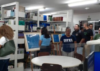 Arquivo Público Municipal de Vitória aplica técnicas científicas para preservar documentos históricos e recebe estudantes da Ufes em visita técnica que reforça a importância da memória institucional.