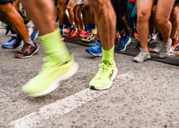 Corrida em Vitória homenageia Dayse Barbosa e chama atenção para combate à violência contra a mulher na orla de Camburi.