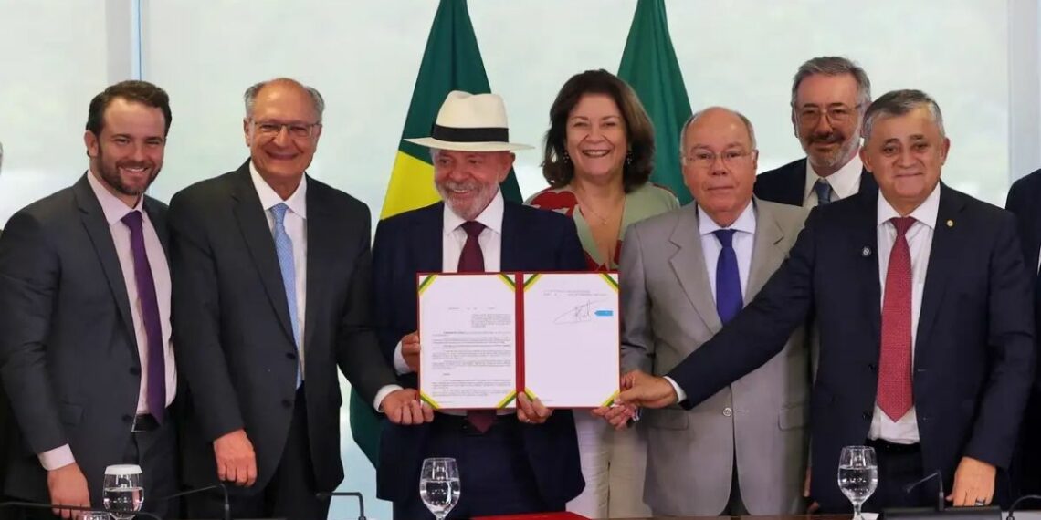 Presidente Lula assina decreto que valida acordo Mercosul-UE, prevendo redução de tarifas e integração econômica entre 31 países.