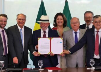 Presidente Lula assina decreto que valida acordo Mercosul-UE, prevendo redução de tarifas e integração econômica entre 31 países.