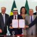 Presidente Lula assina decreto que valida acordo Mercosul-UE, prevendo redução de tarifas e integração econômica entre 31 países.