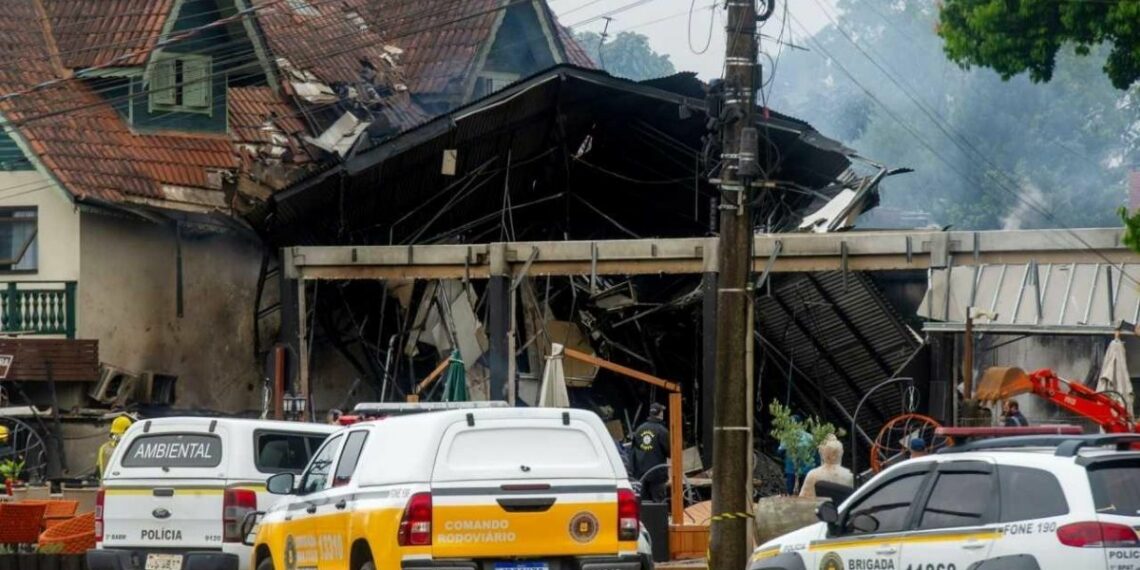 Avião de pequeno porte cai em Capão da Canoa (RS), deixa três mortos e mobiliza equipes de resgate e investigação.