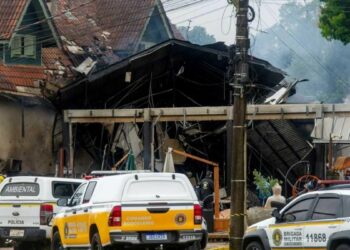 Avião de pequeno porte cai em Capão da Canoa (RS), deixa três mortos e mobiliza equipes de resgate e investigação.