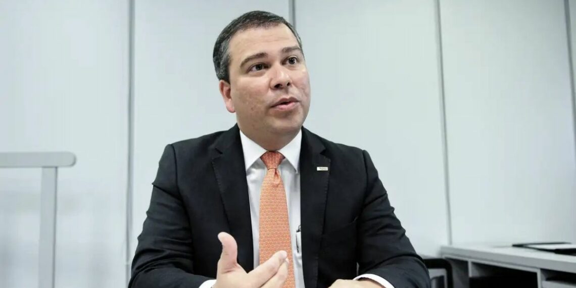 Ex-presidente do BRB, Paulo Henrique Costa, é preso pela Polícia Federal suspeito de receber R$ 146,5 milhões em propina em esquema com o Banco Master. A operação foi autorizada pelo STF.