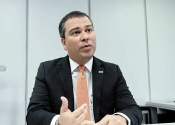 Ex-presidente do BRB, Paulo Henrique Costa, é preso pela Polícia Federal suspeito de receber R$ 146,5 milhões em propina em esquema com o Banco Master. A operação foi autorizada pelo STF.