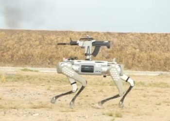 Cães robôs armados deixam de ser ficção e entram em testes militares na China, marcando nova era na tecnologia de guerra.