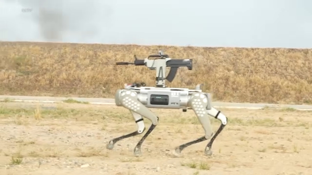 Cães robôs armados deixam de ser ficção e entram em testes militares na China, marcando nova era na tecnologia de guerra.