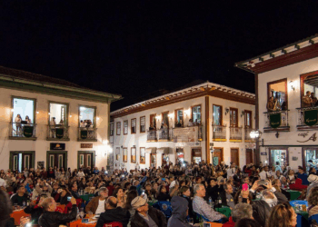 Vesperata de Diamantina 2026 encanta turistas em Minas Gerais com música nas sacadas históricas e apresentações entre abril e outubro.