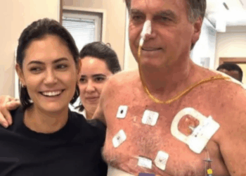 Ex-primeira-dama informa melhora no estado de saúde de Bolsonaro e início de fisioterapia.