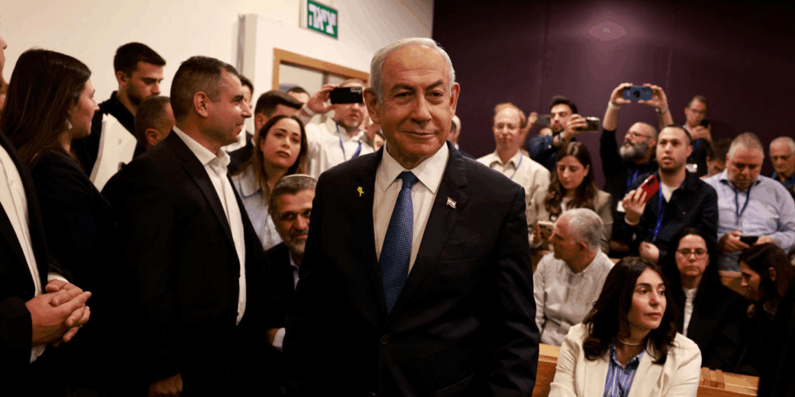 Benjamin Netanyahu teve audiência cancelada em julgamento por corrupção após alegação de segurança.