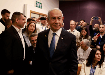Benjamin Netanyahu teve audiência cancelada em julgamento por corrupção após alegação de segurança.