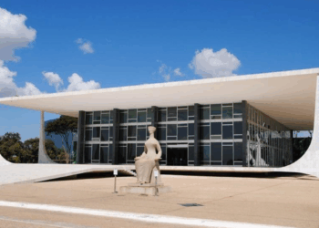 STF aceita denúncia da PGR e torna Silas Malafaia réu por injúria após falas contra generais do Exército brasileiro.