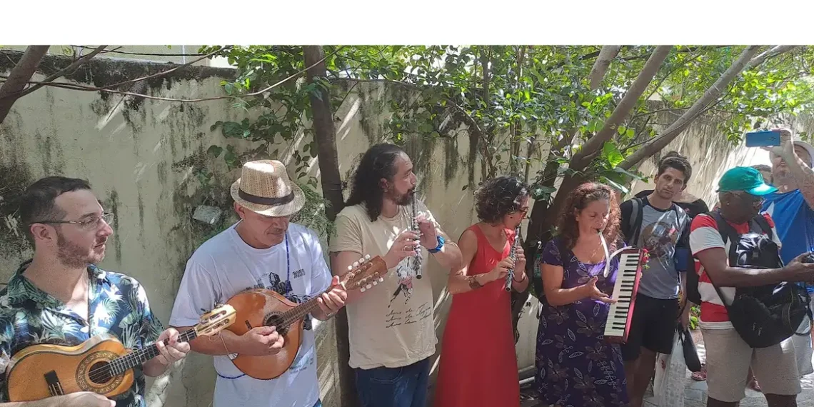 Trem do Choro comemora o Dia Nacional do Choro no Rio com shows dentro dos vagões, homenagem a Pixinguinha e Nilze Carvalho e programação cultural gratuita em Olaria.