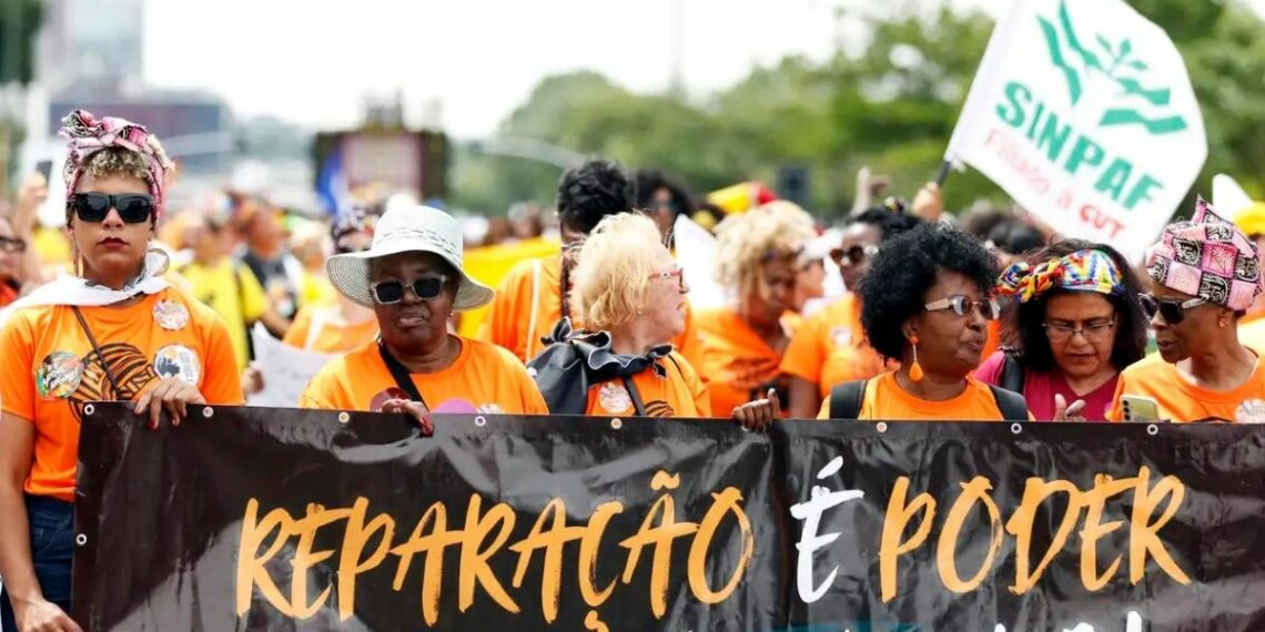 No 13 de Maio, movimentos sociais reforçam debate sobre racismo estrutural, reparação histórica e justiça tributária no Brasil, mais de um século após a abolição da escravidão.