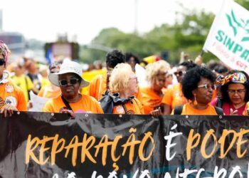 No 13 de Maio, movimentos sociais reforçam debate sobre racismo estrutural, reparação histórica e justiça tributária no Brasil, mais de um século após a abolição da escravidão.