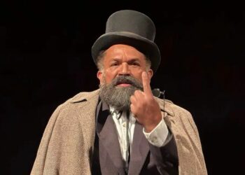 Espetáculo sobre Luiz Gama em Brasília destaca legado do abolicionista, luta antirracista e importância da consciência histórica no Brasil atual.