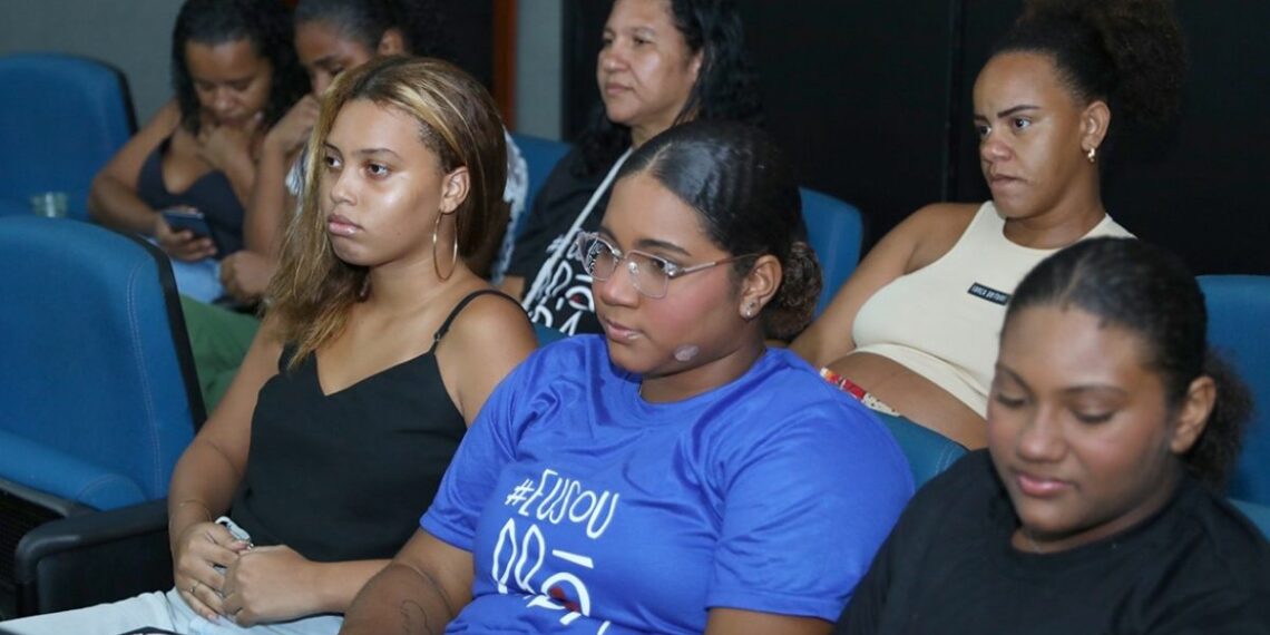 Audiência pública na Assembleia Legislativa do Espírito Santo debate violência obstétrica, falta de dados municipais e medidas para fortalecer políticas públicas de proteção às gestantes.