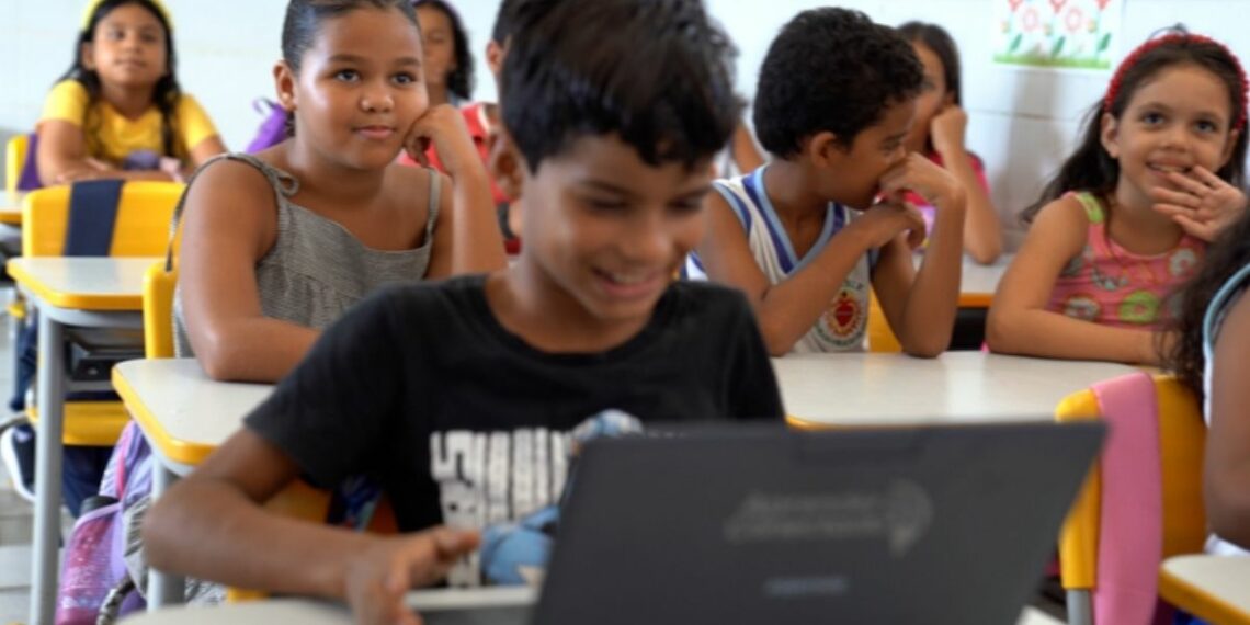 Programa Escolas Conectadas supera 100 mil escolas públicas com internet de qualidade e amplia inclusão digital na educação brasileira.