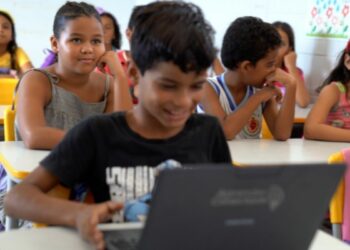 Programa Escolas Conectadas supera 100 mil escolas públicas com internet de qualidade e amplia inclusão digital na educação brasileira.