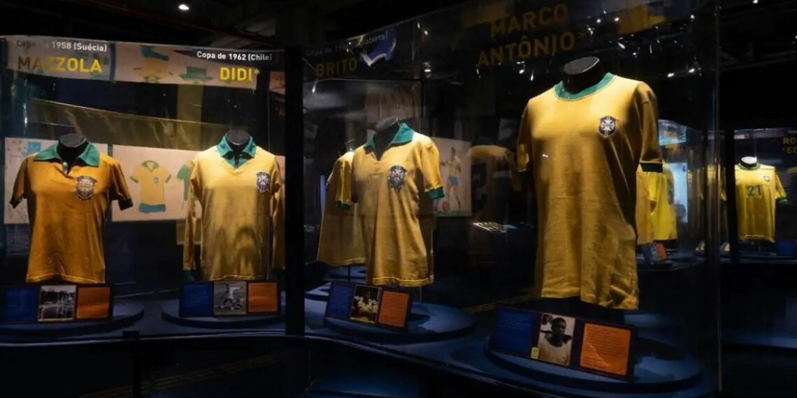 Exposição no Museu do Futebol conta a história da camisa Amarelinha, criada após o Maracanazo de 1950 e transformada em símbolo da identidade brasileira.