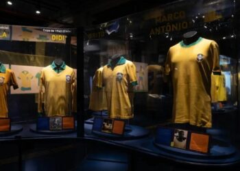 Exposição no Museu do Futebol conta a história da camisa Amarelinha, criada após o Maracanazo de 1950 e transformada em símbolo da identidade brasileira.