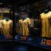 Exposição no Museu do Futebol conta a história da camisa Amarelinha, criada após o Maracanazo de 1950 e transformada em símbolo da identidade brasileira.