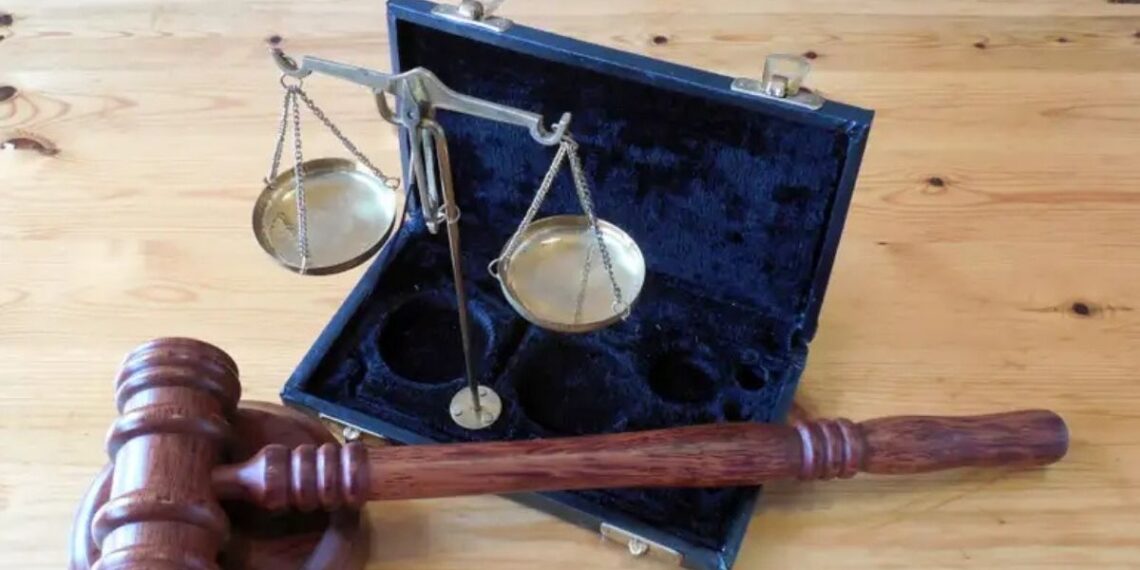 Davi Alcolumbre e Edson Fachin discutem proposta para rever penduricalhos e supersalários no Judiciário. Gastos acima do teto cresceram 49% em um ano.