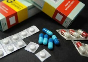 Especialistas alertam para os riscos do uso inadequado de medicamentos no Brasil. Automedicação e interrupção de tratamentos preocupam hospitais e sobrecarregam o SUS.