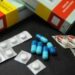 Especialistas alertam para os riscos do uso inadequado de medicamentos no Brasil. Automedicação e interrupção de tratamentos preocupam hospitais e sobrecarregam o SUS.