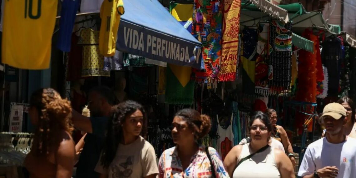 Juros altos e spreads bancários recordes aumentam o endividamento das famílias brasileiras. Governo lança Novo Desenrola para renegociar dívidas com descontos.