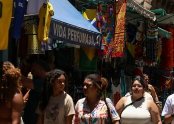 Juros altos e spreads bancários recordes aumentam o endividamento das famílias brasileiras. Governo lança Novo Desenrola para renegociar dívidas com descontos.