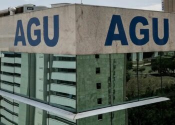 Advocacia-Geral da União pede ao STF manutenção da suspensão da Lei da Dosimetria, que pode beneficiar condenados pelos atos golpistas de 8 de janeiro.