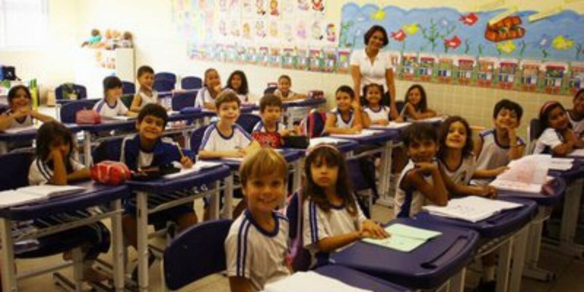 Arrecadação do Fundeb em 2025 supera estimativas e aumenta repasses da União para estados e municípios, fortalecendo investimentos na educação básica pública.