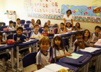 Arrecadação do Fundeb em 2025 supera estimativas e aumenta repasses da União para estados e municípios, fortalecendo investimentos na educação básica pública.