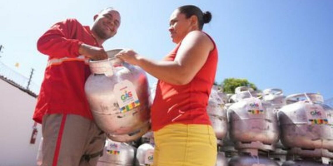 Vale Gás do Povo será liberado neste domingo para 2,71 milhões de famílias em todo o Brasil. Programa garante recarga gratuita de botijão de 13 kg.