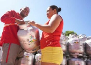 Vale Gás do Povo será liberado neste domingo para 2,71 milhões de famílias em todo o Brasil. Programa garante recarga gratuita de botijão de 13 kg.