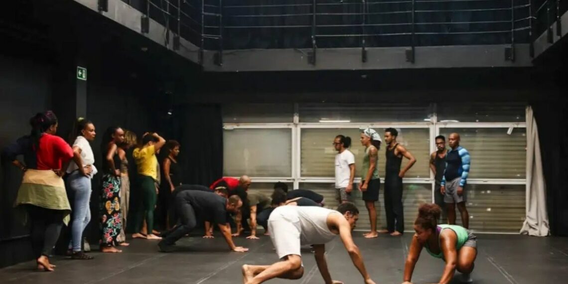 SP Escola de Teatro está com inscrições abertas até 15 de maio para curso superior gratuito em produção cênica com 109 vagas em São Paulo.