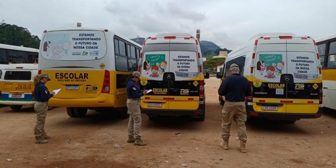 Fiscalização preventiva do Detran|ES em Venda Nova do Imigrante identificou irregularidades em veículos de transporte escolar. Ação teve foco em orientação e segurança dos estudantes.