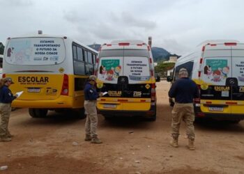 Fiscalização preventiva do Detran|ES em Venda Nova do Imigrante identificou irregularidades em veículos de transporte escolar. Ação teve foco em orientação e segurança dos estudantes.