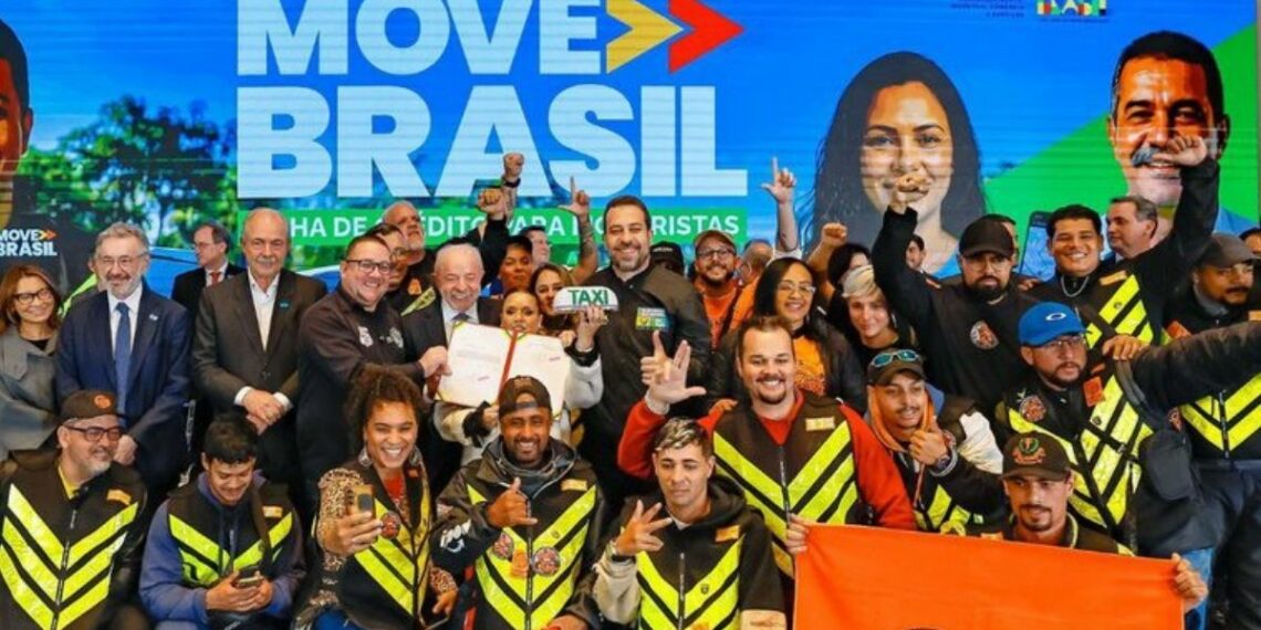 Governo federal lança linha de crédito de R$ 30 bilhões para taxistas e motoristas de aplicativo financiarem veículos novos com juros reduzidos.