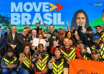 Governo federal lança linha de crédito de R$ 30 bilhões para taxistas e motoristas de aplicativo financiarem veículos novos com juros reduzidos.