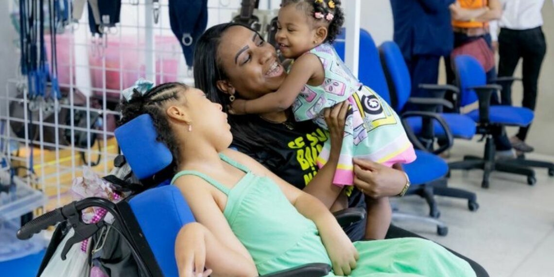 Governo federal inicia pagamento de indenização para famílias de crianças com síndrome congênita do Zika. Benefício inclui parcela única e pensão vitalícia.